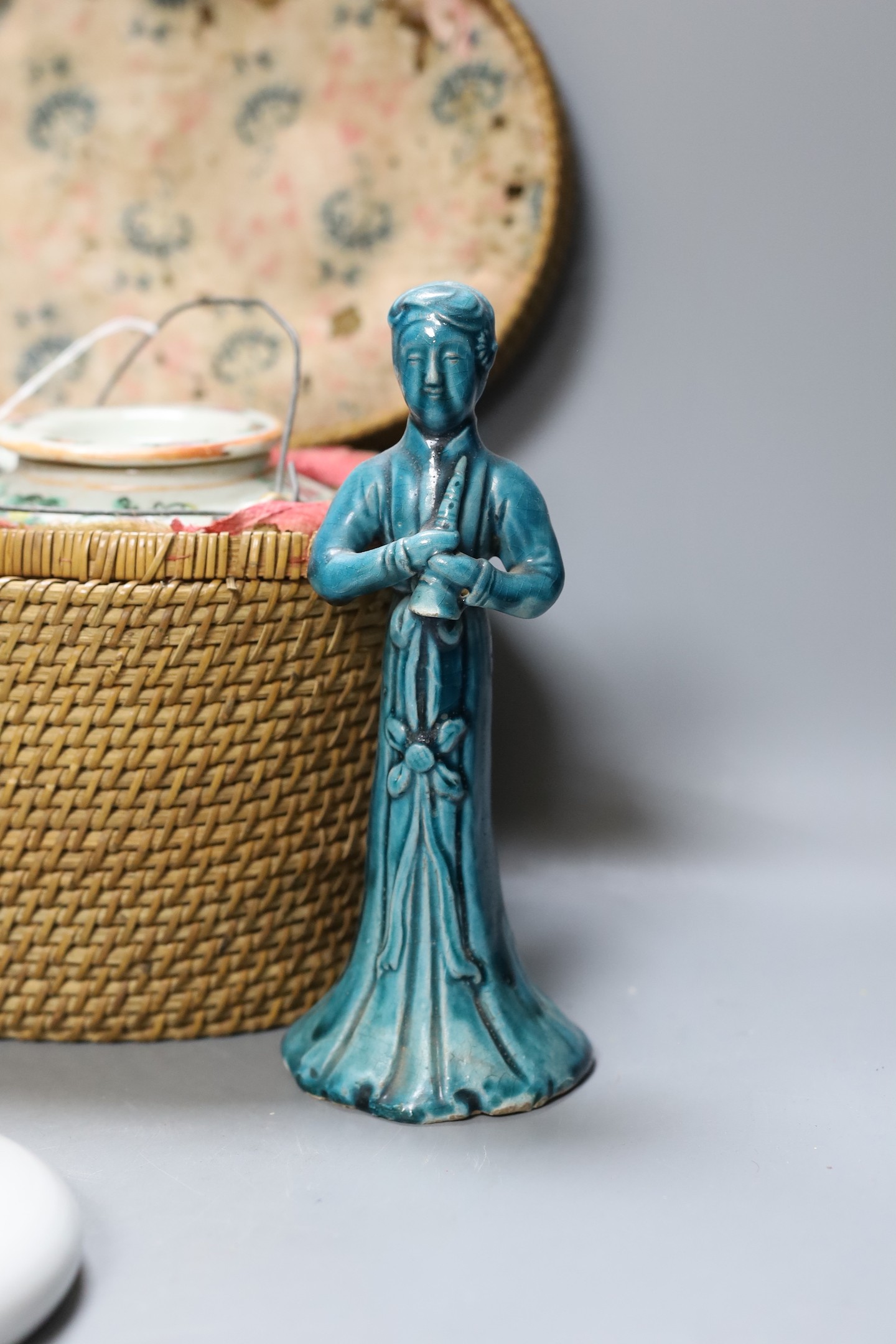 A Chinese teapot and two tea bowls in carrying basket, two Chinese blue figures, and a Chinese enamelled porcelain brush washer, 9.5cm diameter (5)